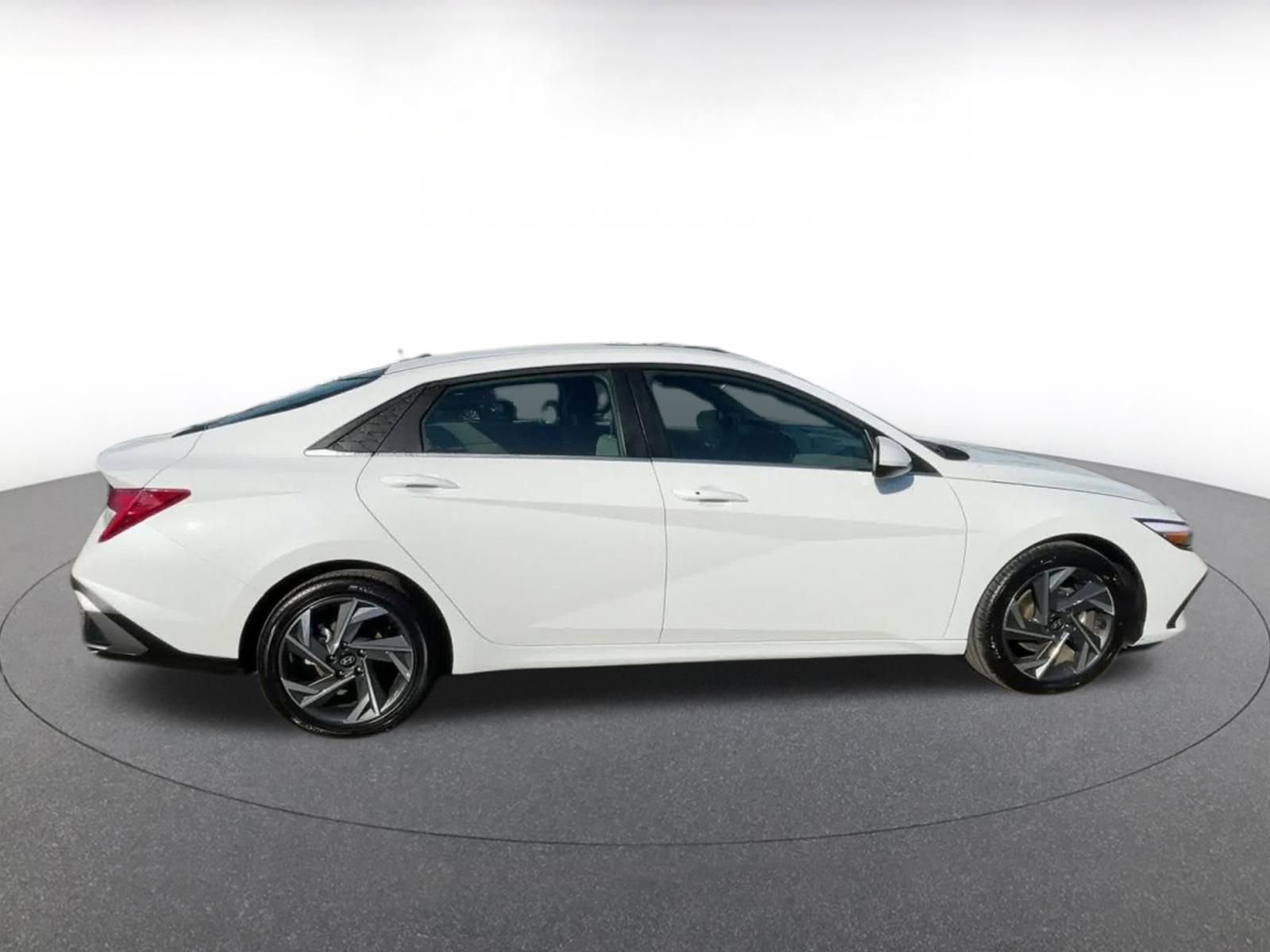 Used 2025 Hyundai Elantra SEL image 16
