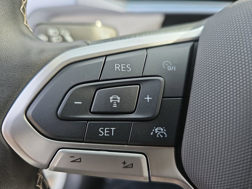 Used 2025 Volkswagen Taos SE AWD/4WD image 17