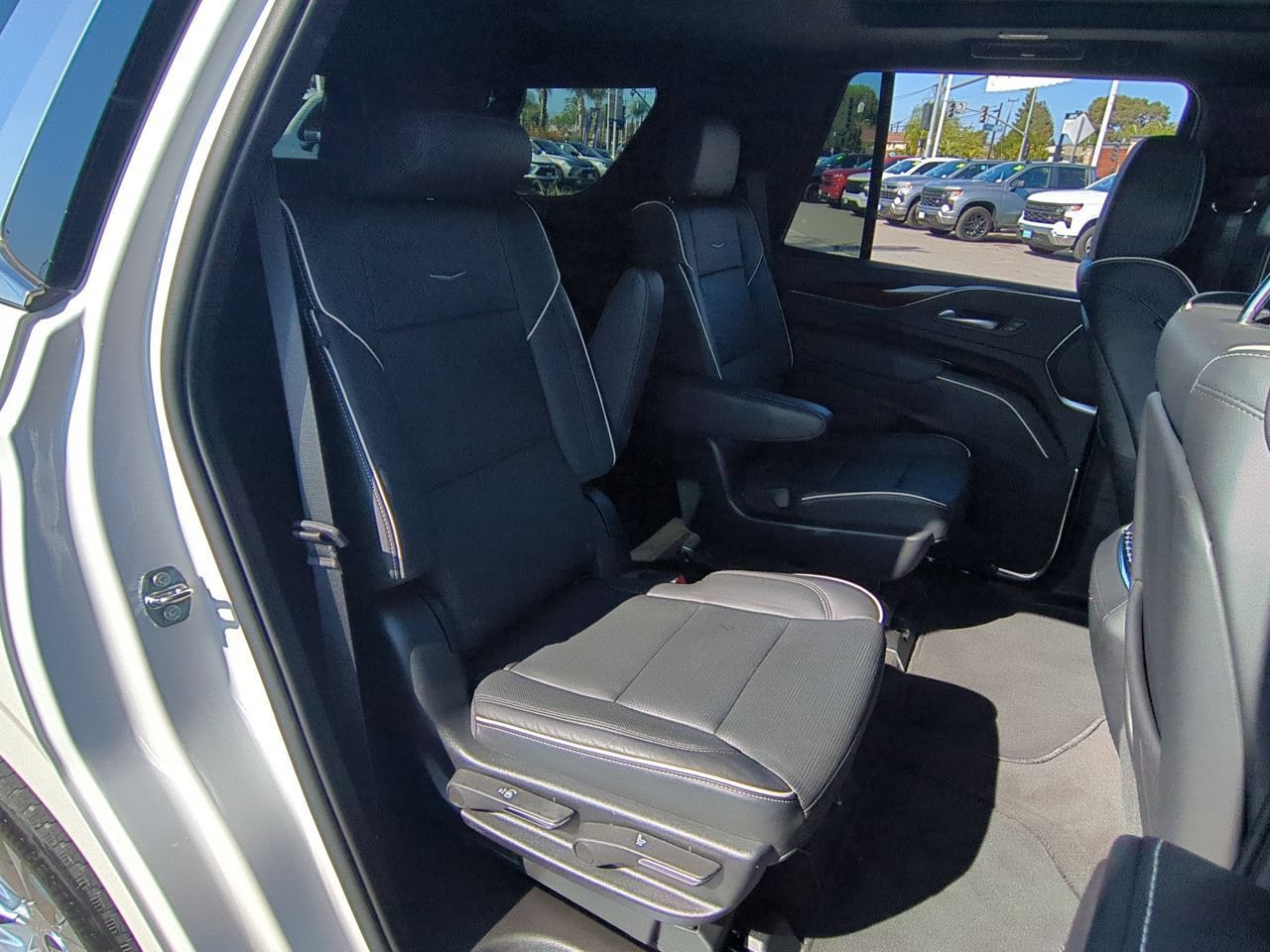Used 2022 Cadillac Escalade Premium Luxury RWD image 28