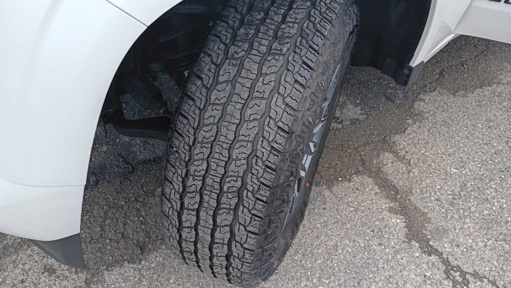 Used 2024 Chevrolet Colorado Z71 image 3