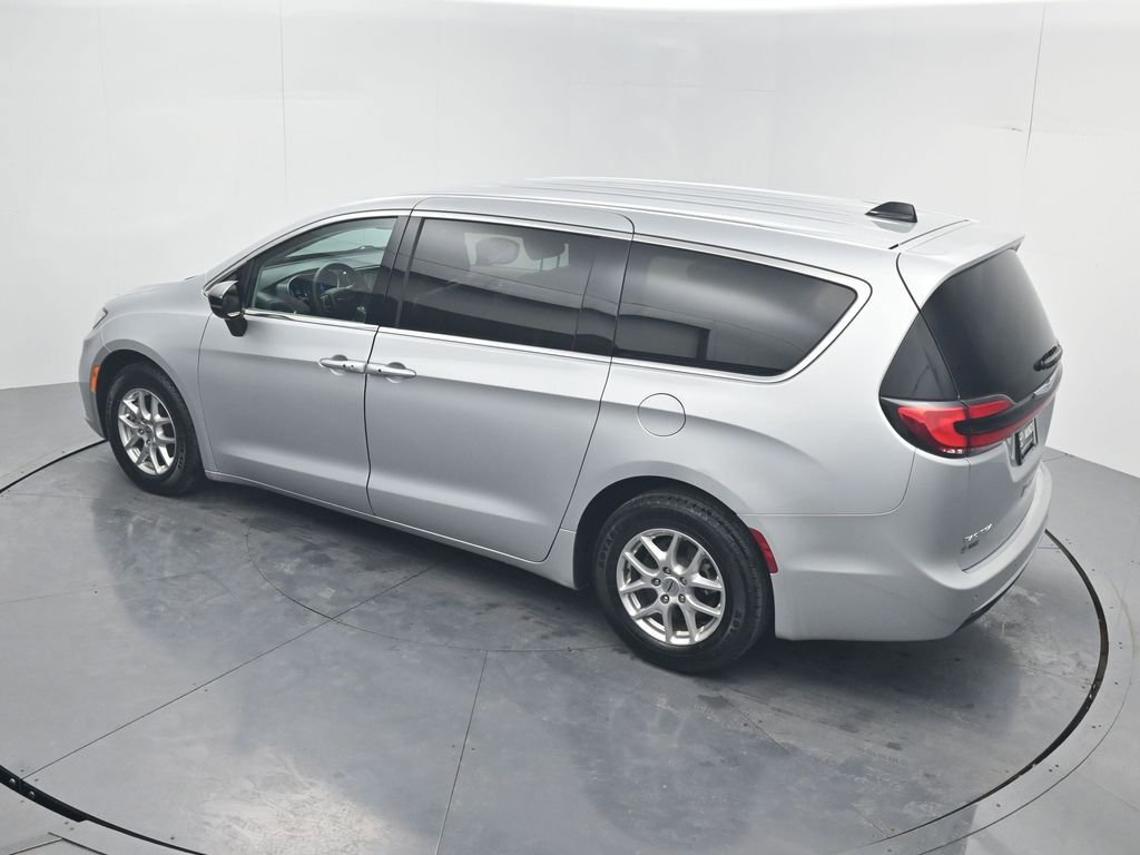 Used 2024 Chrysler Pacifica Touring-L image 50
