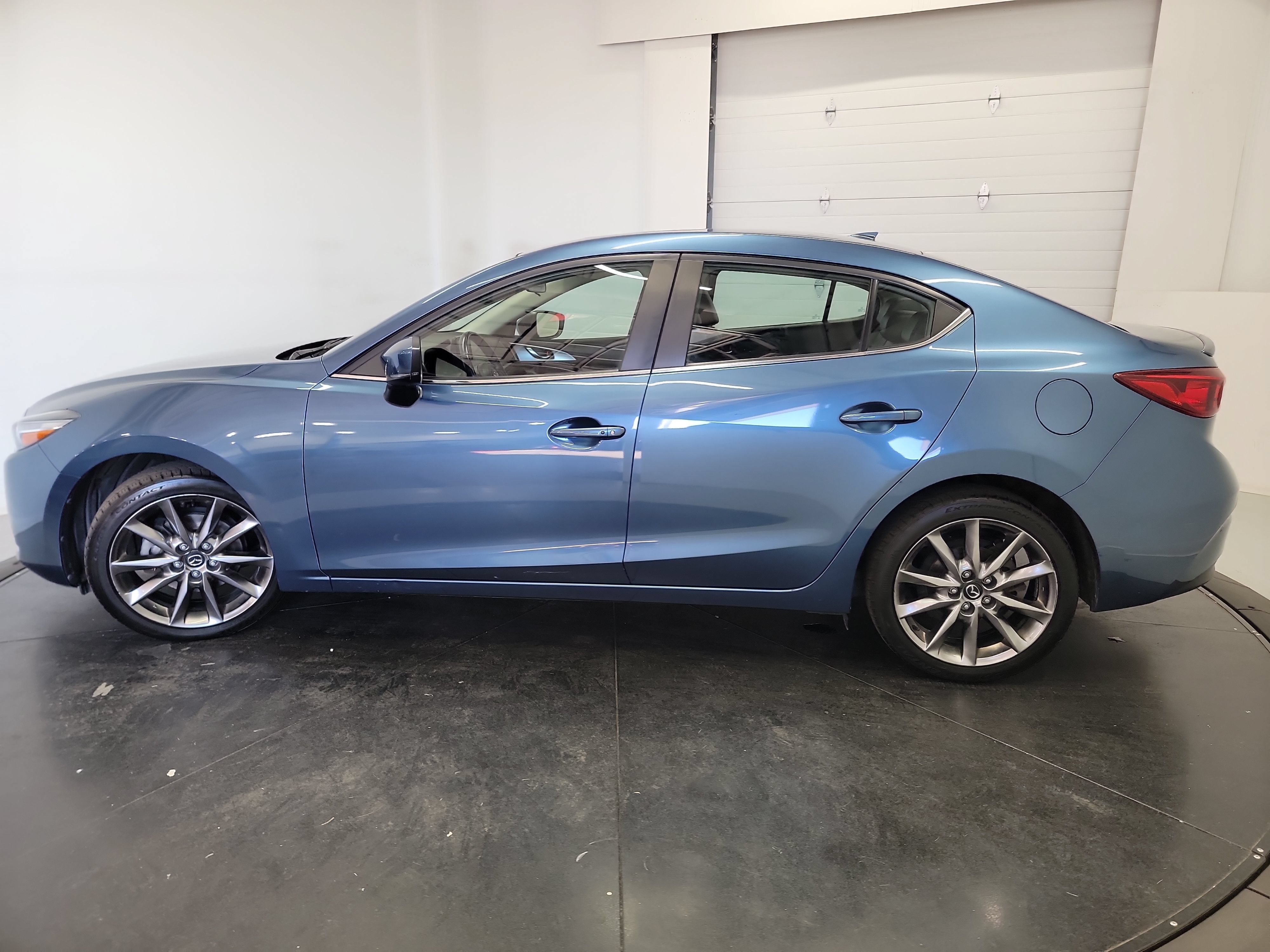 Used 2018 MAZDA MAZDA3 Touring FWD image 4
