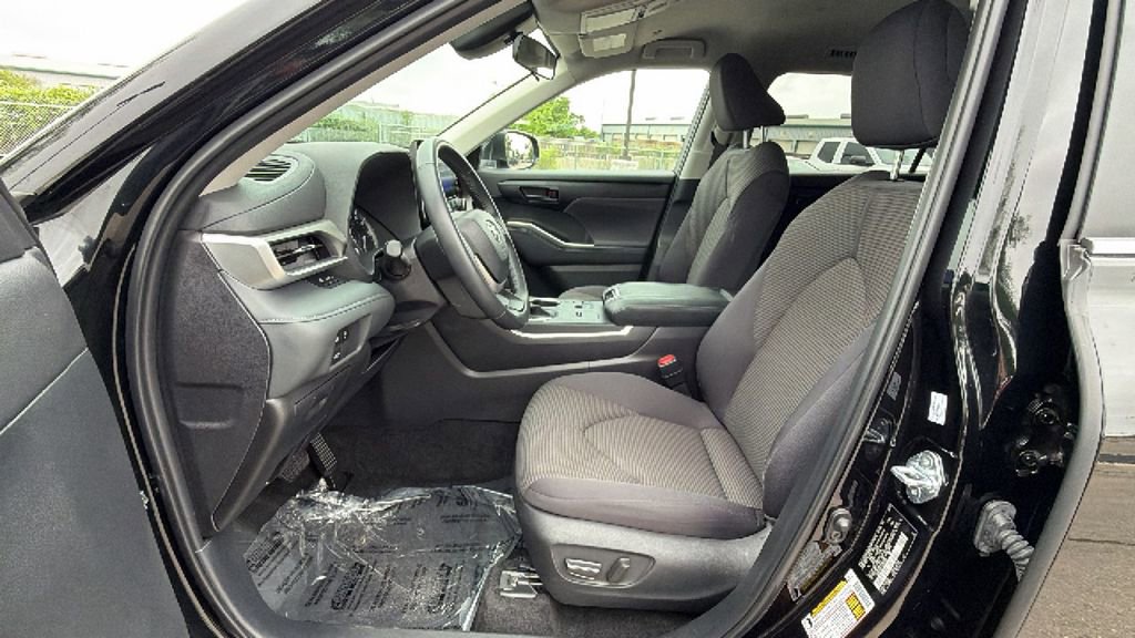 Certified 2025 Toyota Highlander LE image 16