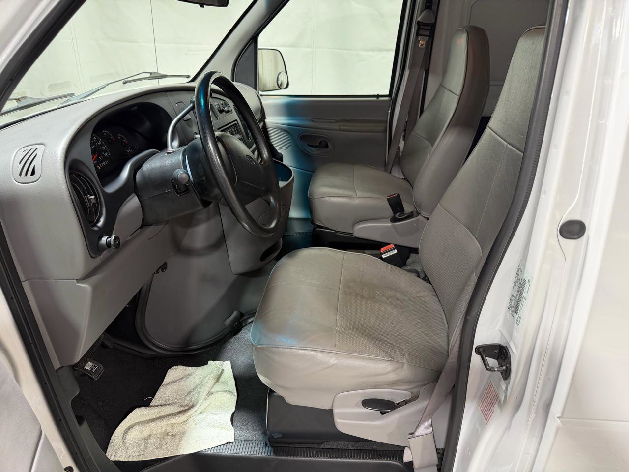 Used 1999 Ford E-150 and Econoline 150 RWD image 19