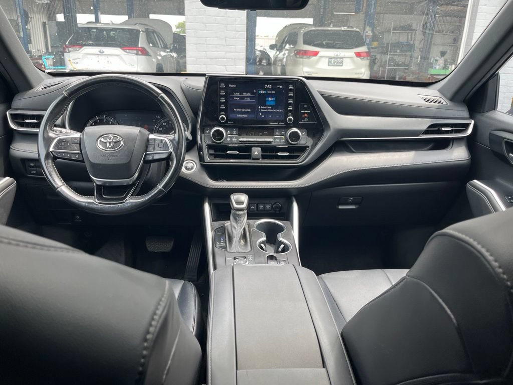 Used 2021 Toyota Highlander XSE AWD/4WD image 25