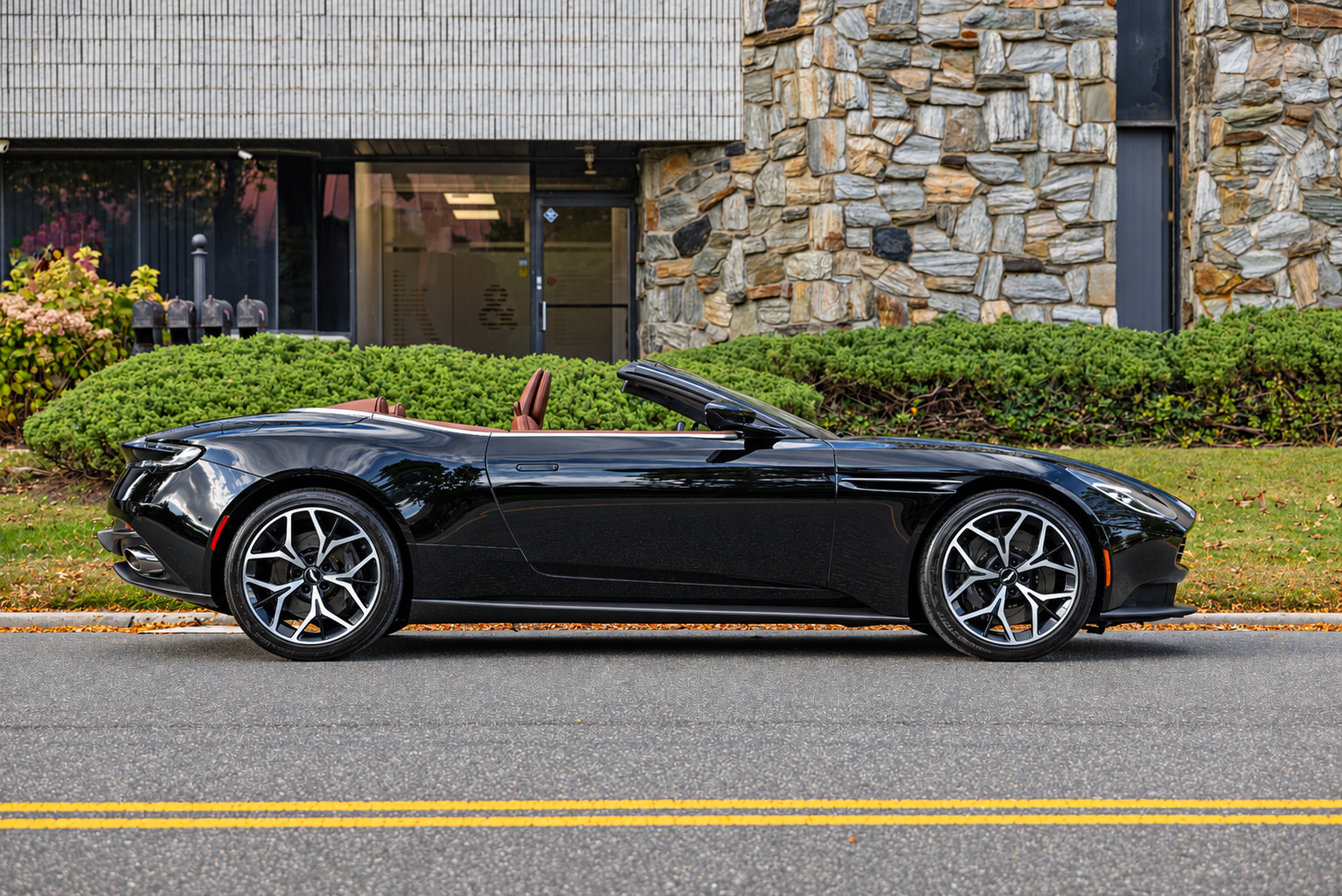 Used 2019 Aston Martin DB11 Volante RWD image 7