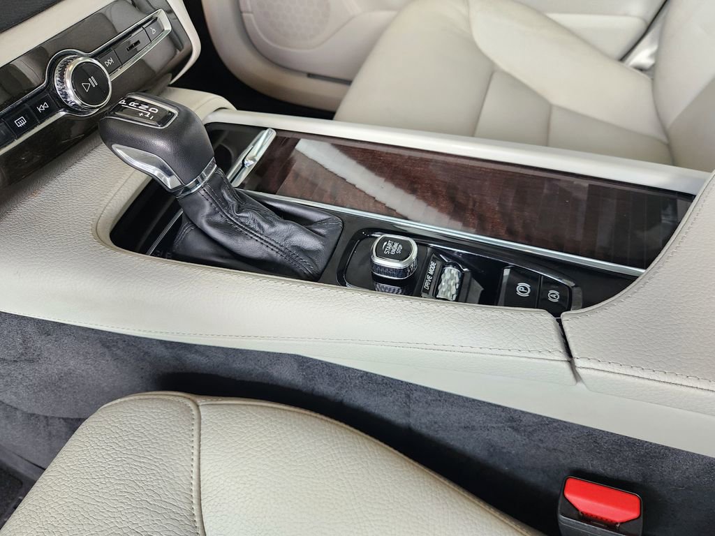 Used 2018 Volvo XC90 T6 Momentum w/ Convenience Package AWD/4WD image 19