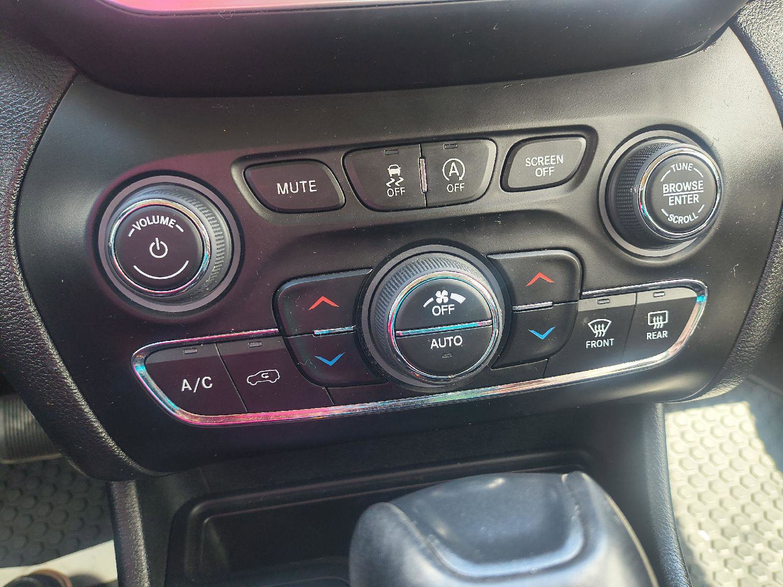 Used 2022 Jeep Cherokee Trailhawk w/ Premium Leather Package AWD/4WD image 20