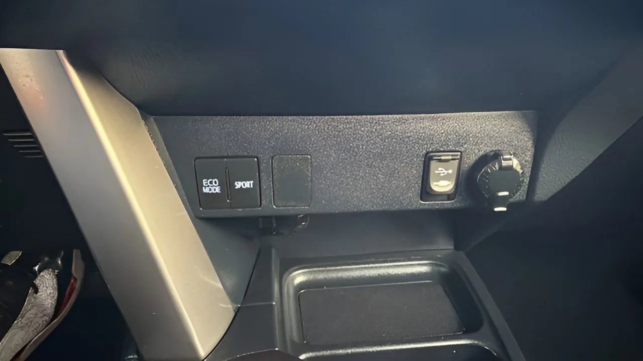 Used 2018 Toyota RAV4 LE image 31