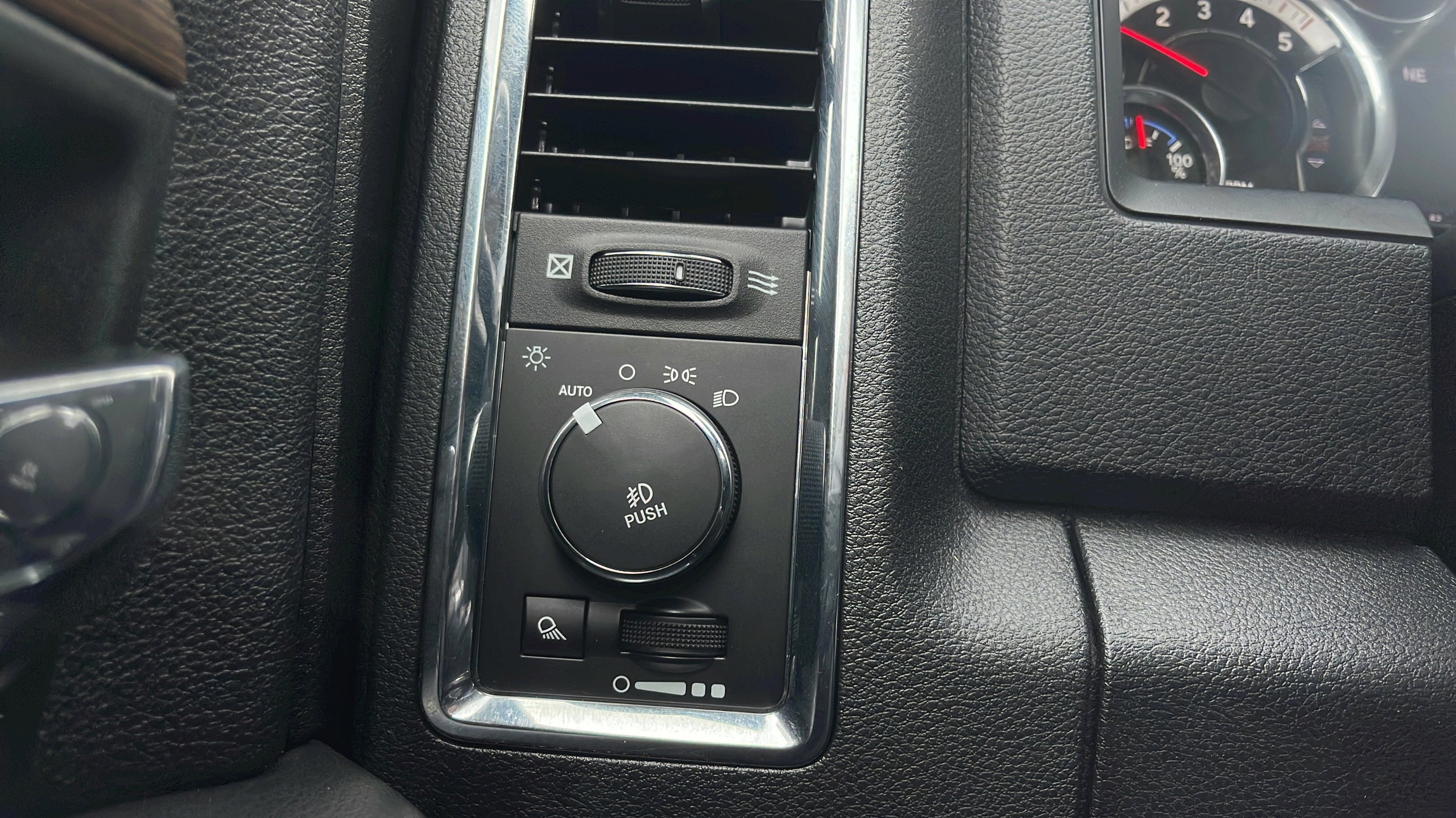 Used 2016 RAM 1500 Laramie w/ Convenience Group image 19