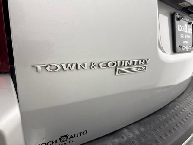 Used 2008 Chrysler Town & Country LX FWD image 14
