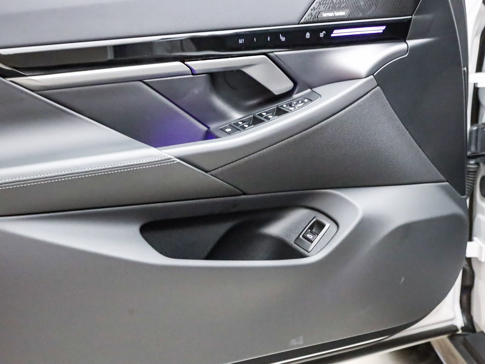 Used 2025 BMW 530i w/ Premium Package image 21