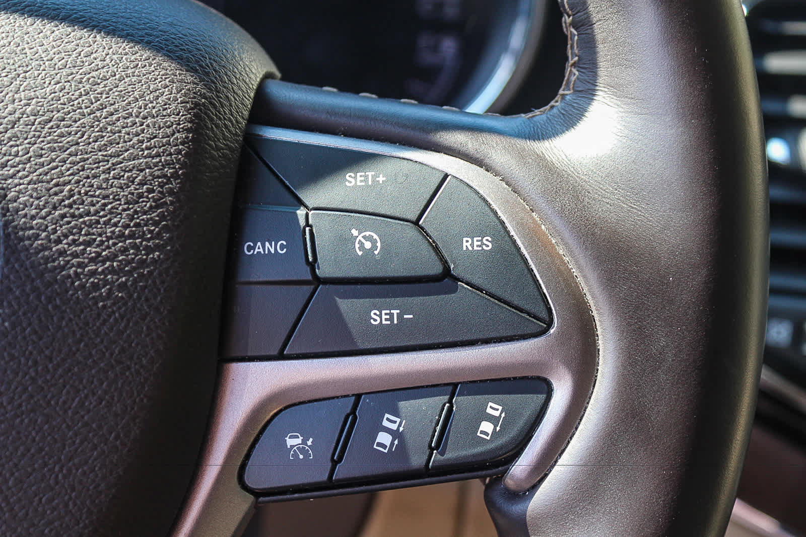 Used 2021 Jeep Grand Cherokee Overland AWD/4WD image 24