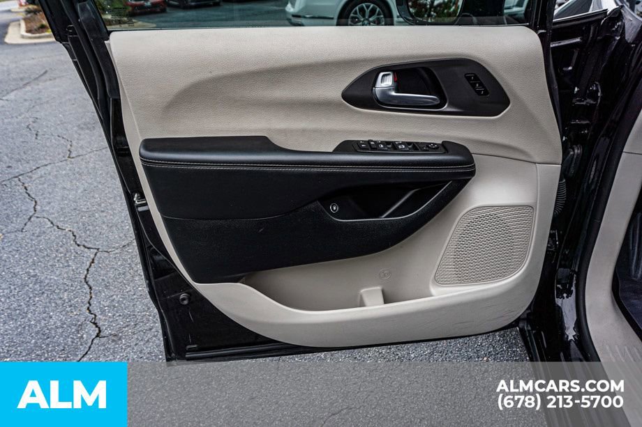 Used 2024 Chrysler Pacifica Select image 53