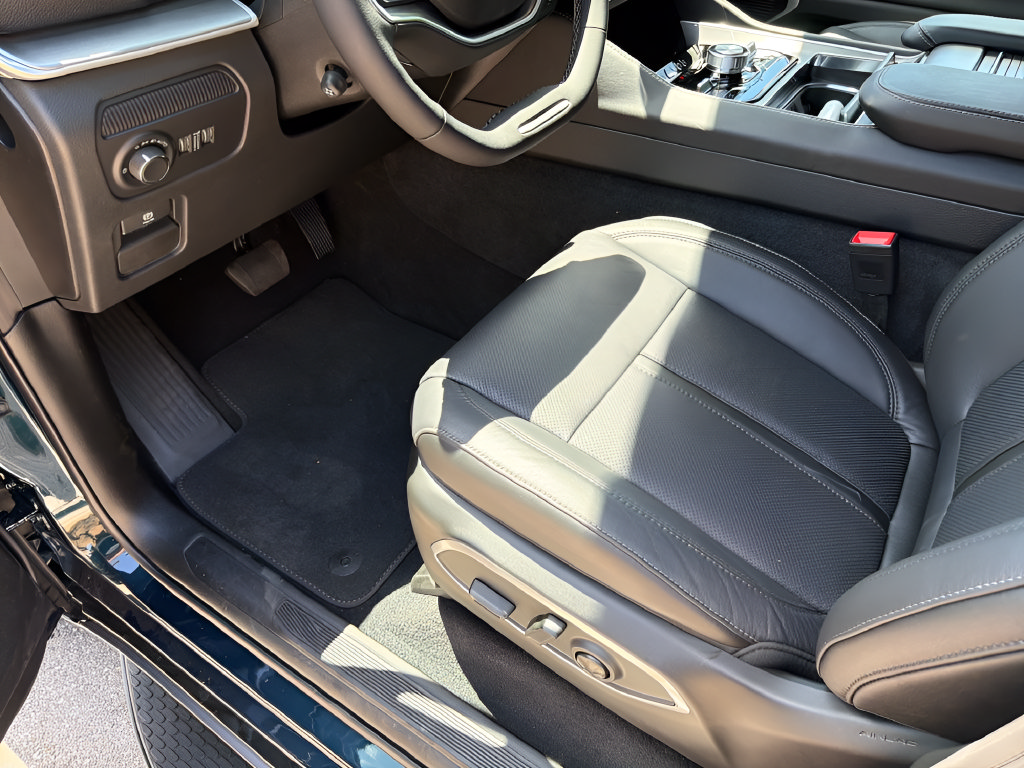 New 2026 Jeep Grand Wagoneer Limited w/ Convenience Group I AWD/4WD image 18