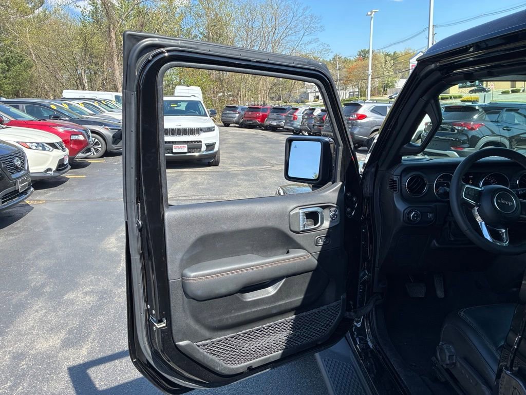 Used 2023 Jeep Gladiator Overland AWD/4WD image 14
