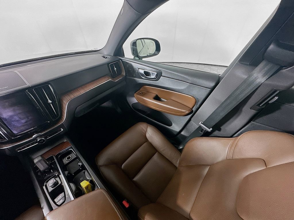 Used 2023 Volvo XC60 B5 Plus image 11