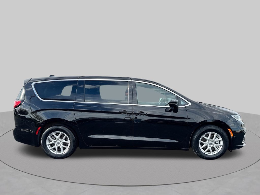 Used 2024 Chrysler Pacifica Touring FWD image 9