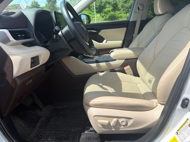 Used 2022 Toyota Highlander XLE AWD/4WD image 25