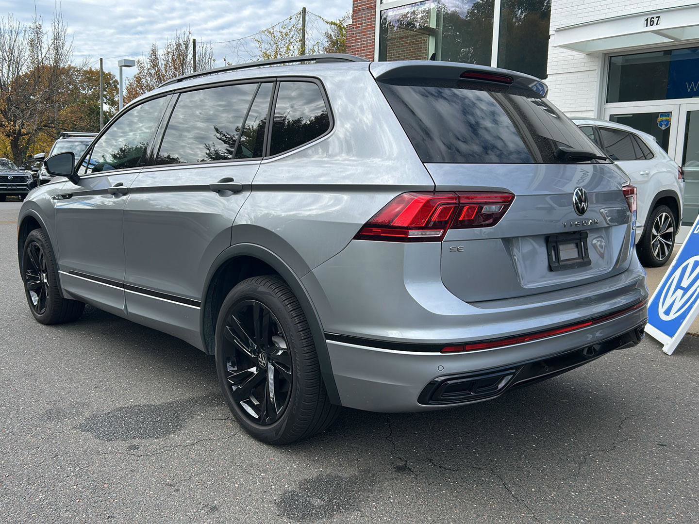 Used 2024 Volkswagen Tiguan SE R-Line image 2