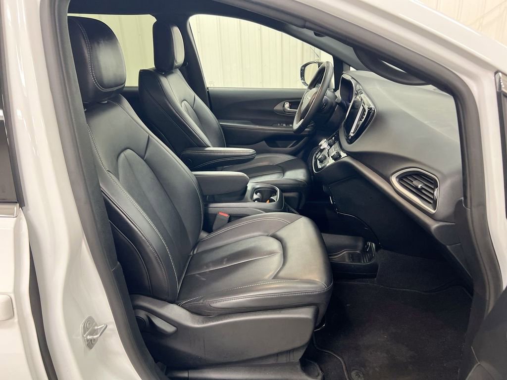 Used 2025 Chrysler Pacifica Select image 21