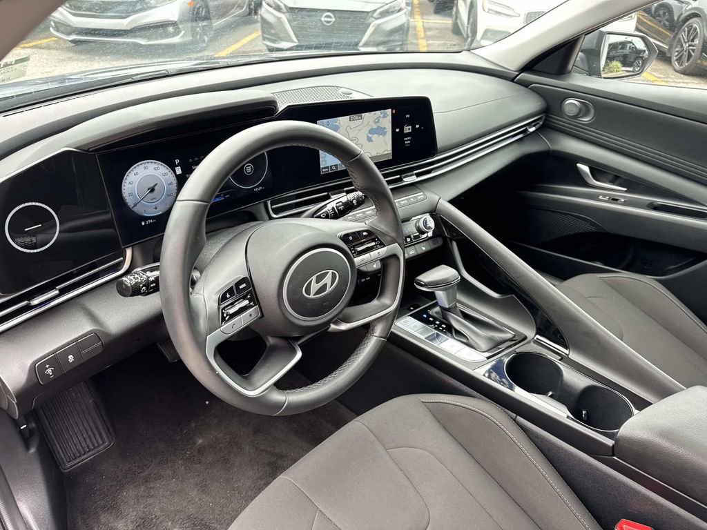 Used 2025 Hyundai Elantra SEL FWD image 19