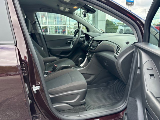 Used 2022 Chevrolet Trax LS w/ Tint and Cruise Package AWD/4WD image 29