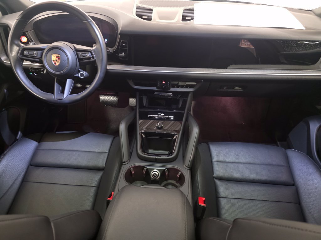 Used 2024 Porsche Cayenne w/ Premium Package AWD/4WD image 18