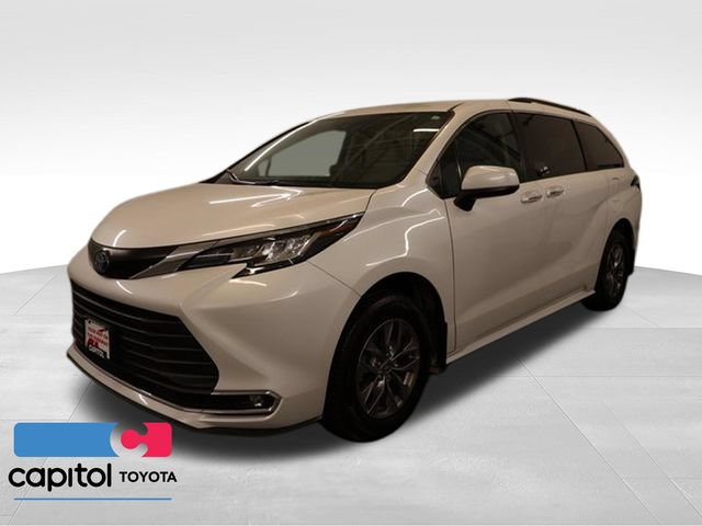 Used 2024 Toyota Sienna XLE FWD image 5