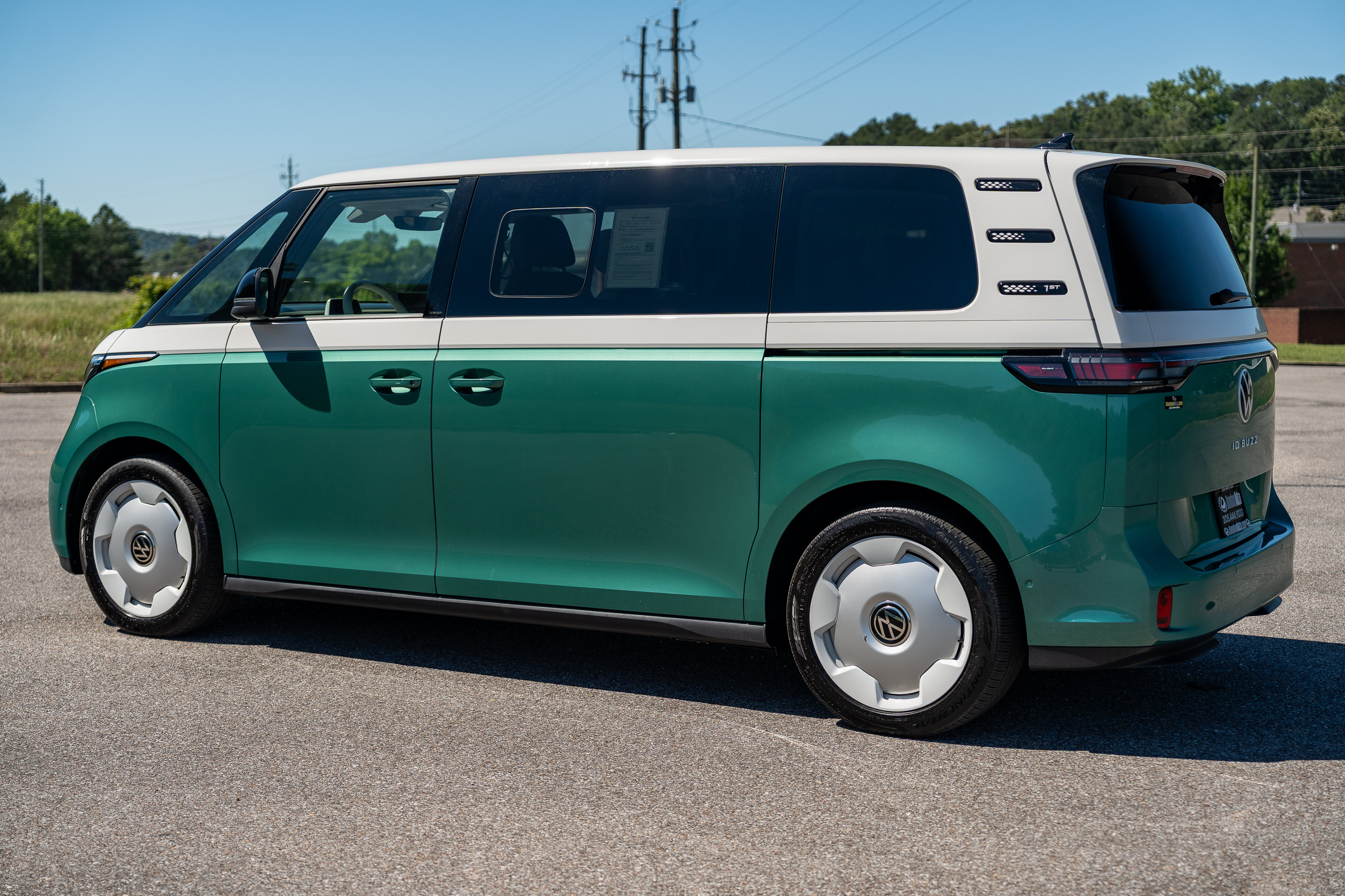 Used 2025 Volkswagen ID. Buzz Pro S Plus w/ Cupholders Package RWD image 7