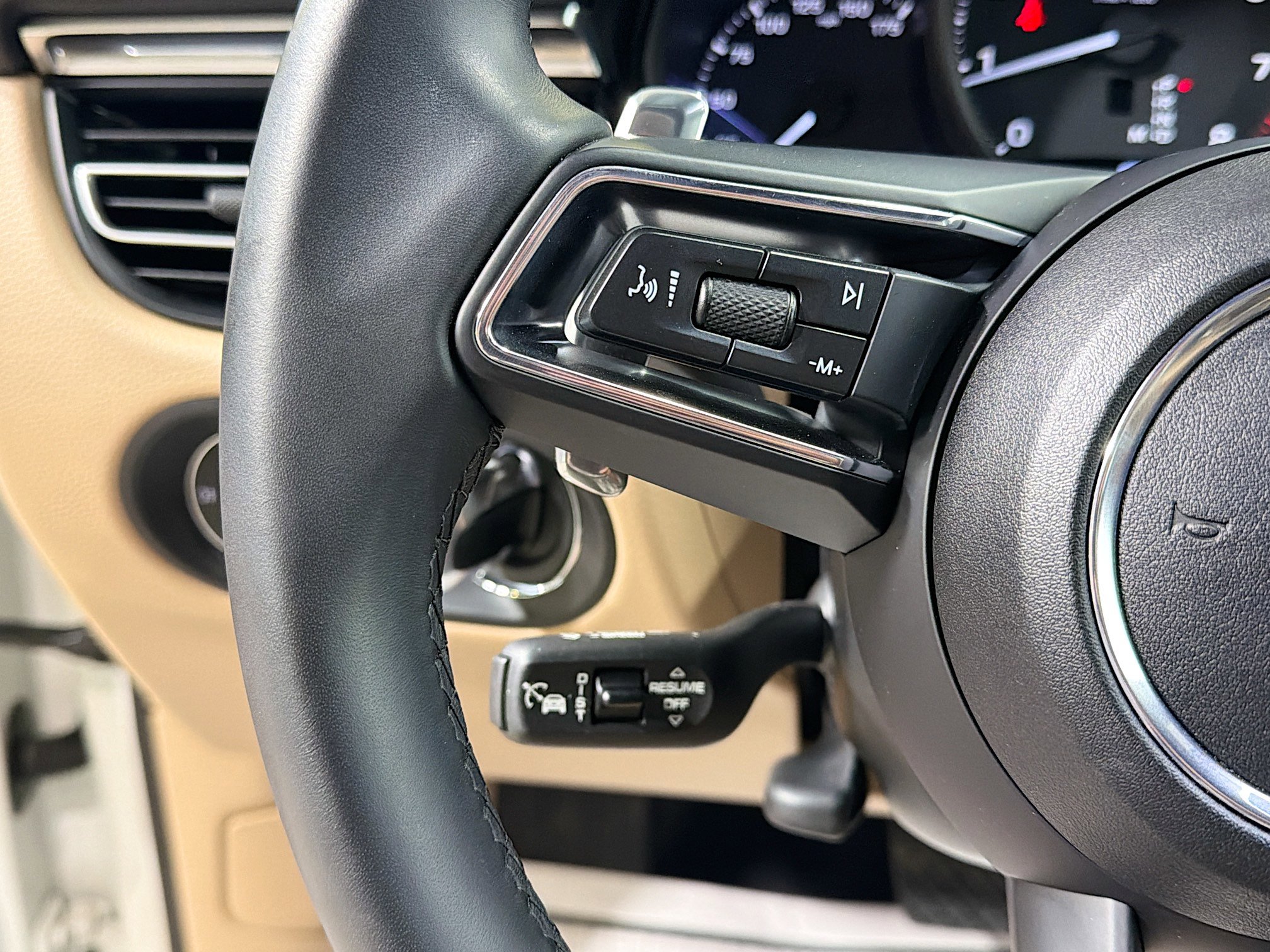 Certified 2025 Porsche Macan image 36