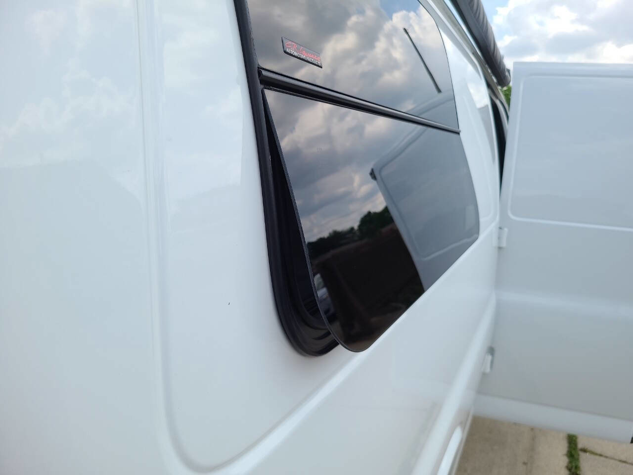 Used 2018 Chevrolet Express 2500 Extended RWD image 23