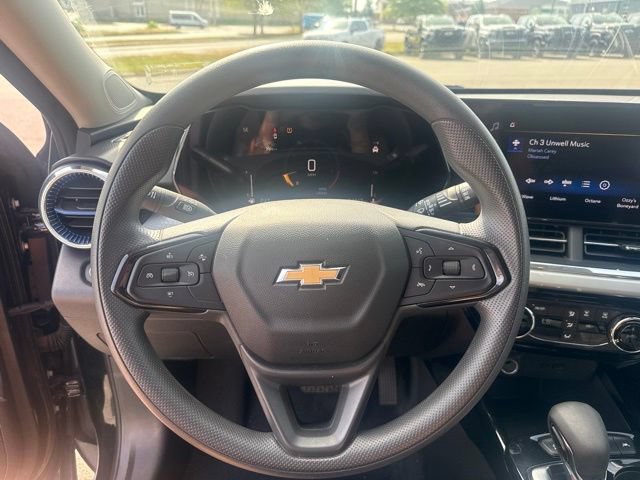 Used 2025 Chevrolet Trax LT FWD image 14