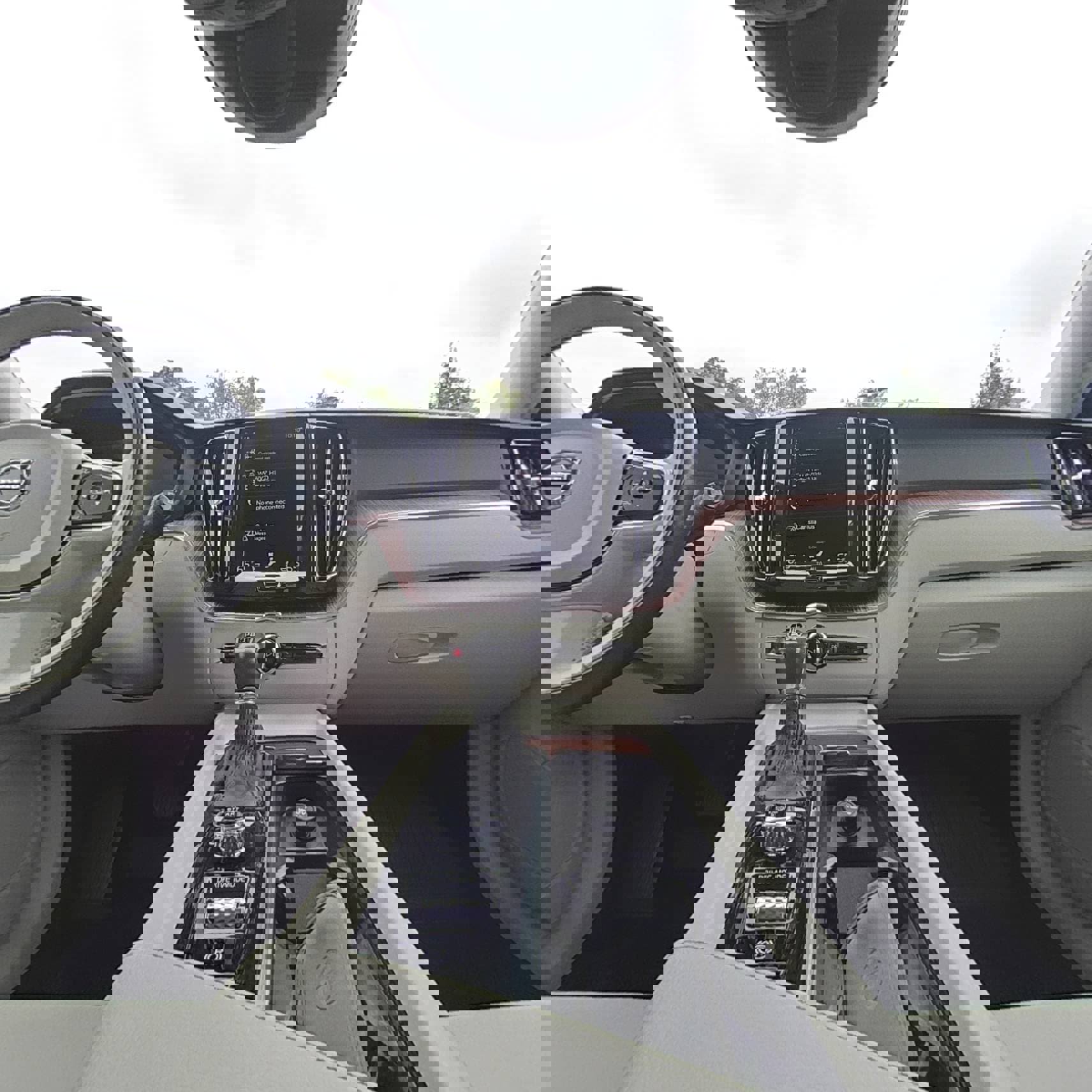 Used 2021 Volvo XC60 T6 Momentum w/ Premium Package image 27