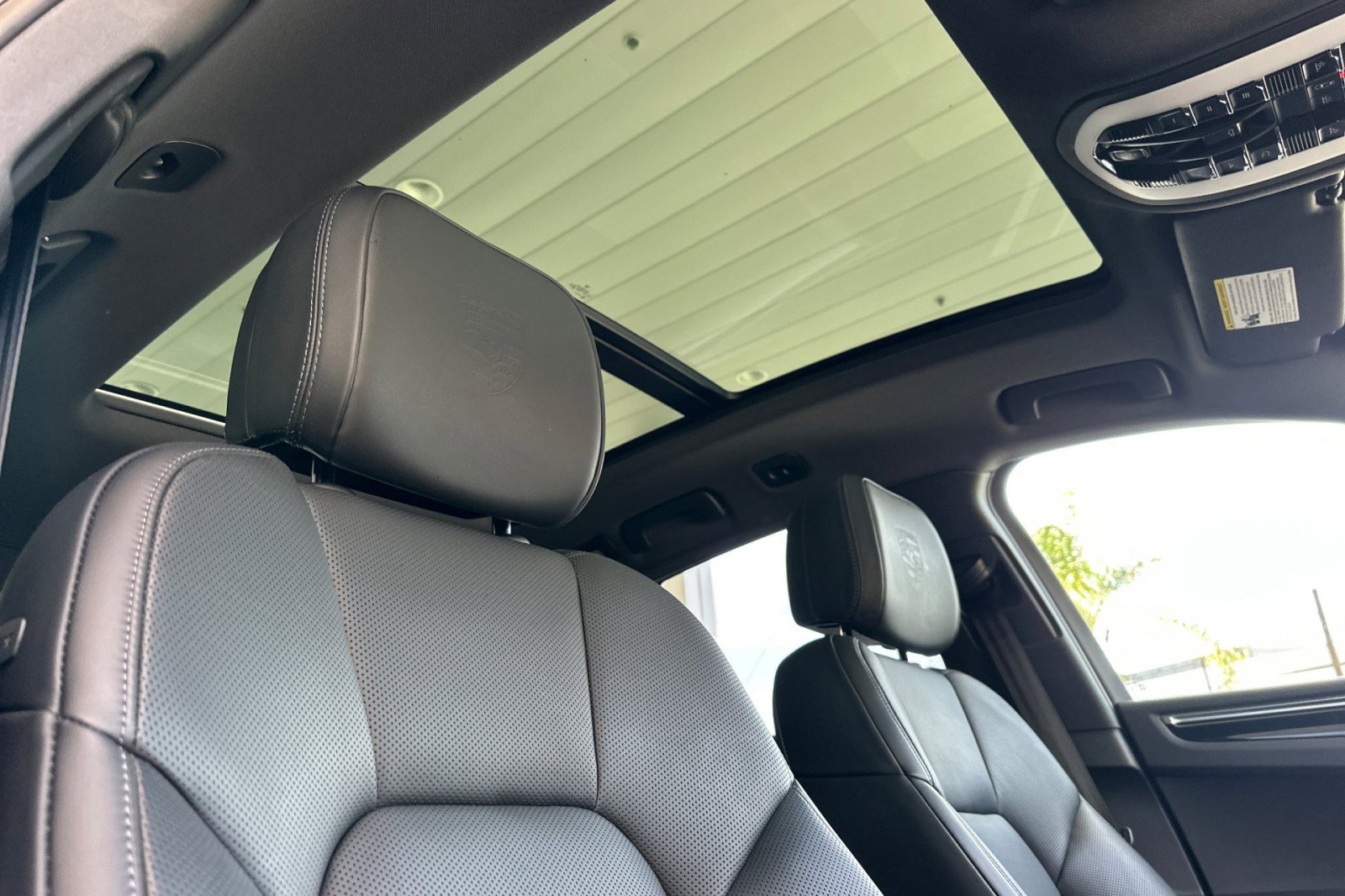 Certified 2024 Porsche Macan S AWD/4WD image 17