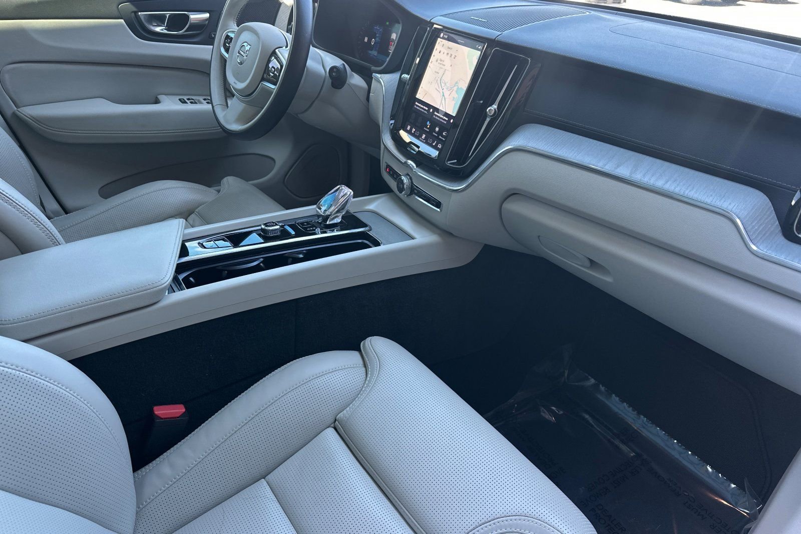 Certified 2025 Volvo XC60 T8 Ultra w/ Protection Package Premier image 19