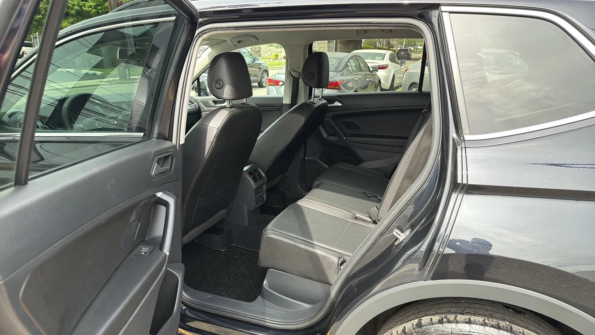 Used 2020 Volkswagen Tiguan SE AWD/4WD image 29