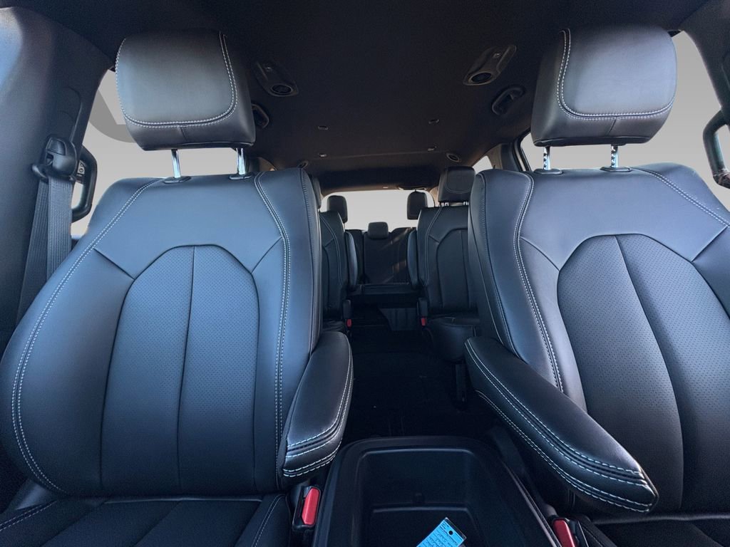 New 2026 Chrysler Pacifica Select image 2