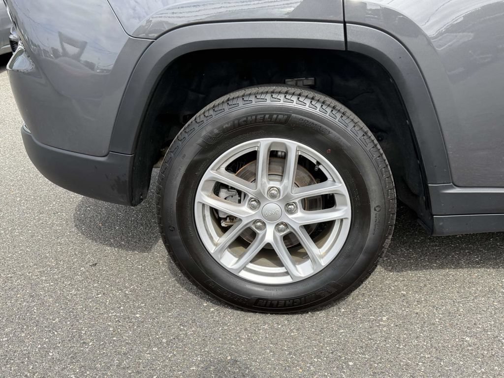 Certified 2025 Jeep Grand Cherokee Laredo AWD/4WD image 11