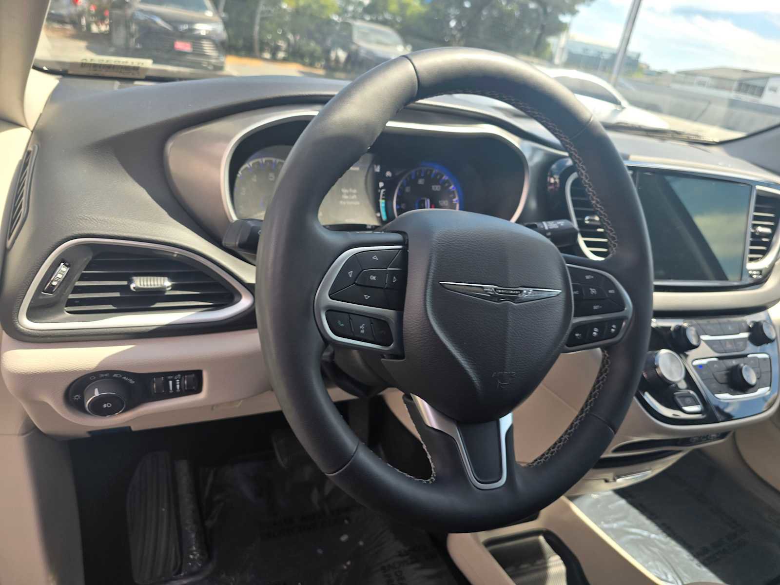 Used 2024 Chrysler Pacifica Touring-L image 25