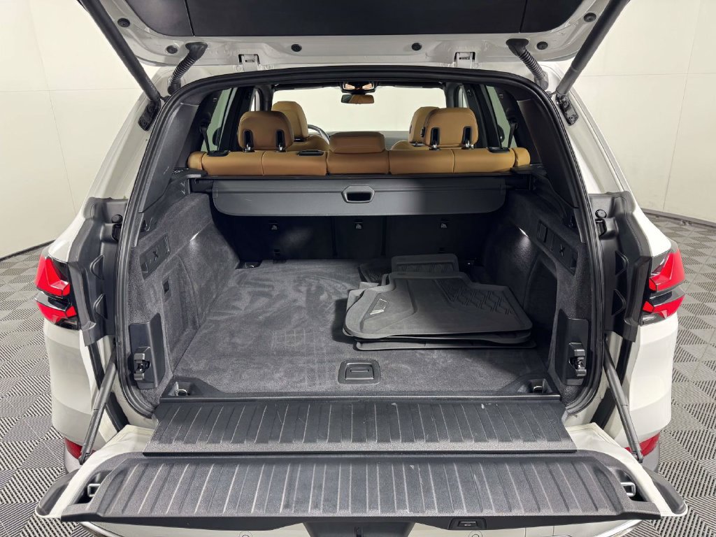 Used 2025 BMW X5 xDrive40i w/ Parking Assistance Package AWD/4WD image 14