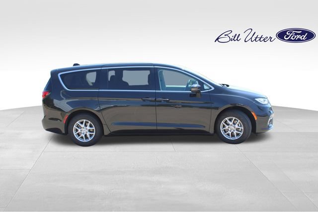 Used 2023 Chrysler Pacifica Touring-L FWD image 4