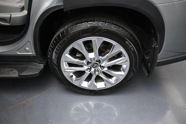 Used 2021 Toyota Highlander Limited FWD image 23
