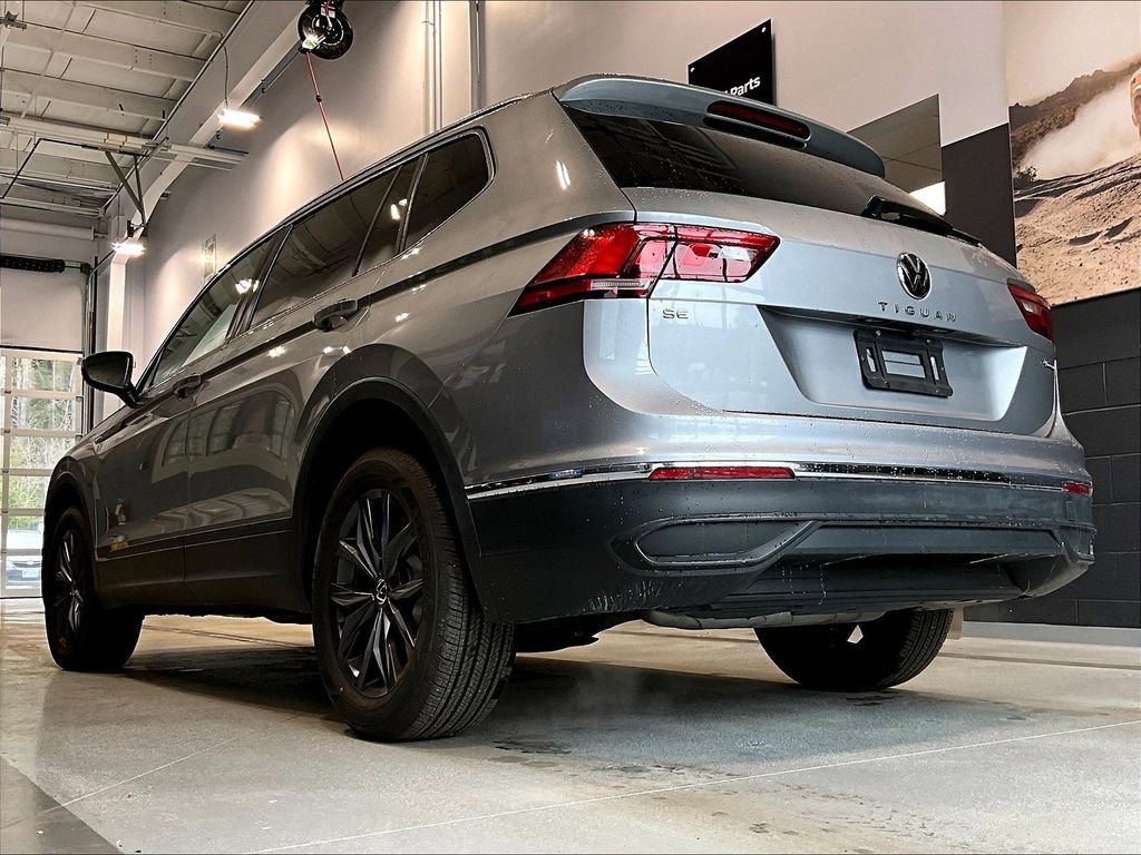 Used 2023 Volkswagen Tiguan SE w/ Panoramic Sunroof Package image 5