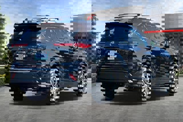 Used 2022 Toyota Highlander XLE AWD/4WD image 4