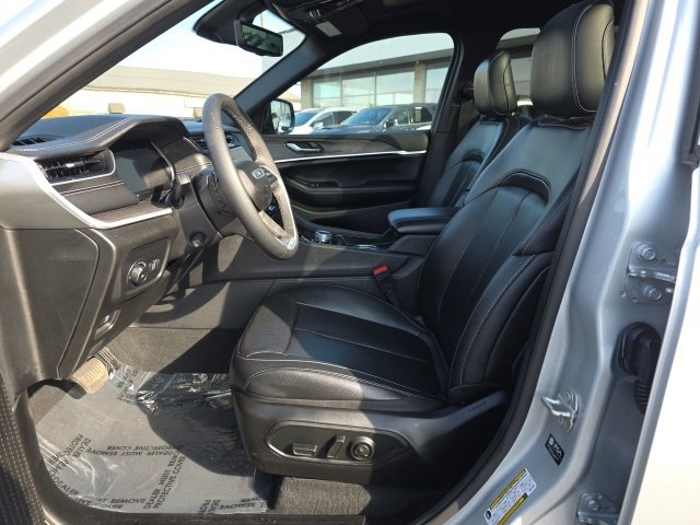 Used 2024 Jeep Grand Cherokee L Limited w/ Luxury Tech Group II image 13