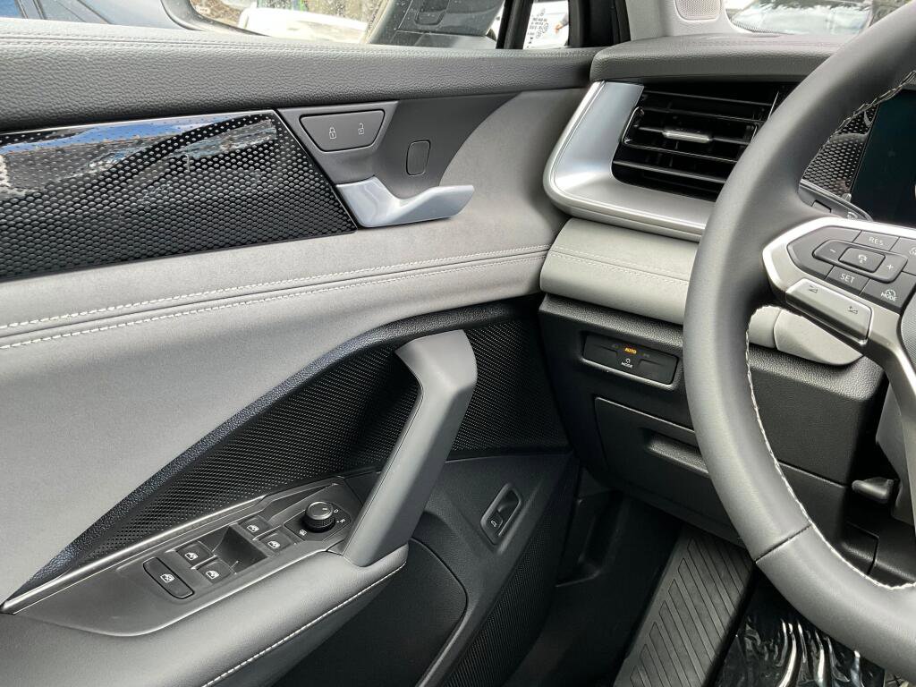 New 2026 Volkswagen Tiguan SE image 24