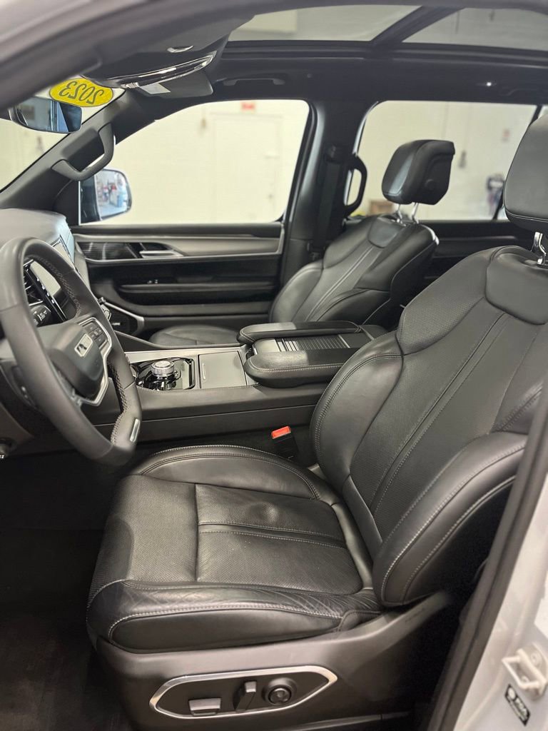 Used 2023 Jeep Wagoneer Series II AWD/4WD image 8