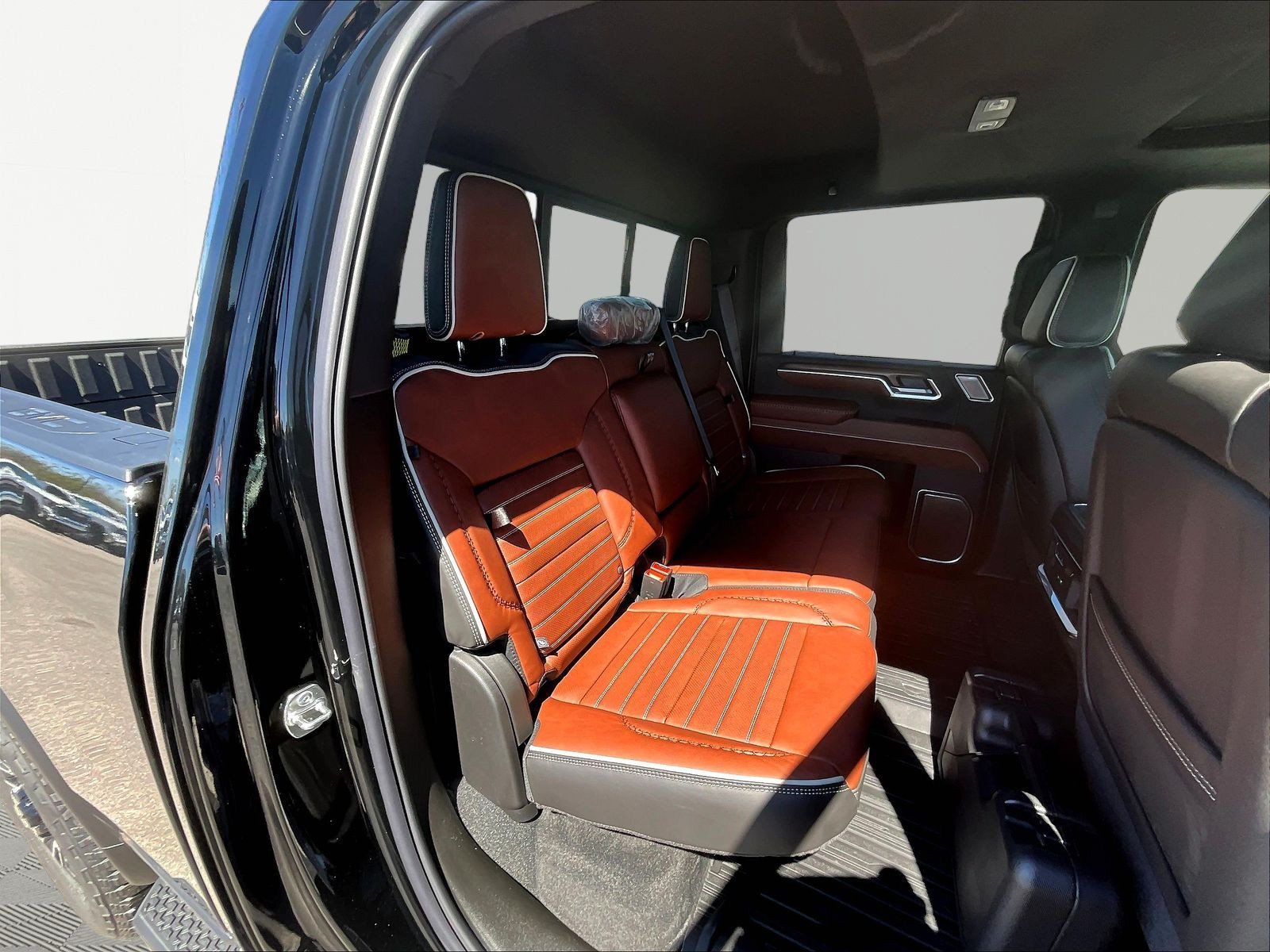 New 2026 GMC Sierra 3500 Denali Ultimate w/ LPO, Black Badging Package AWD/4WD image 11