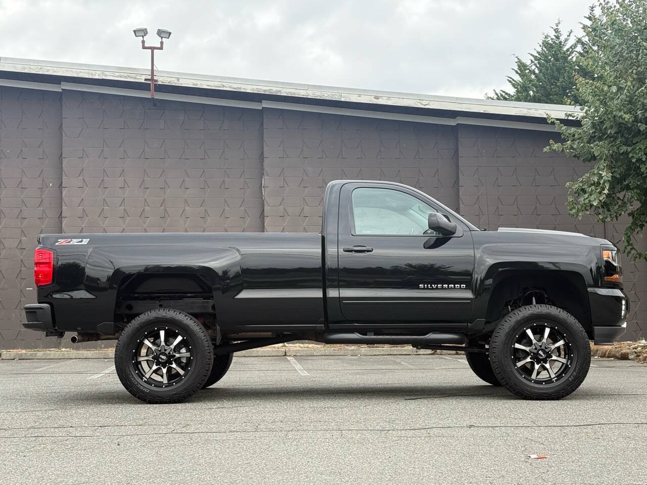 Used 2017 Chevrolet Silverado 1500 LT w/ LT Convenience Package AWD/4WD image 3